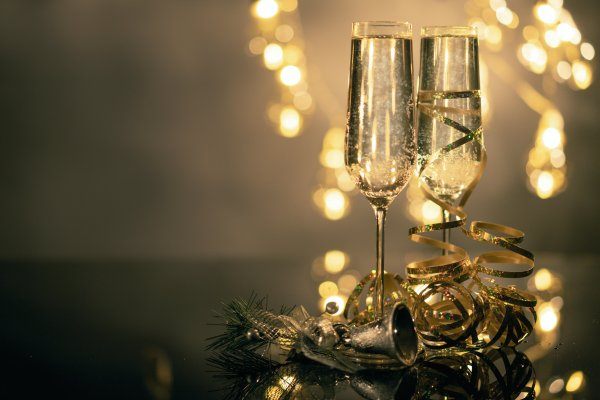 Jubiläumsfeier: festlich gedeckter Tisch mit Gläsern zum Anstoßen